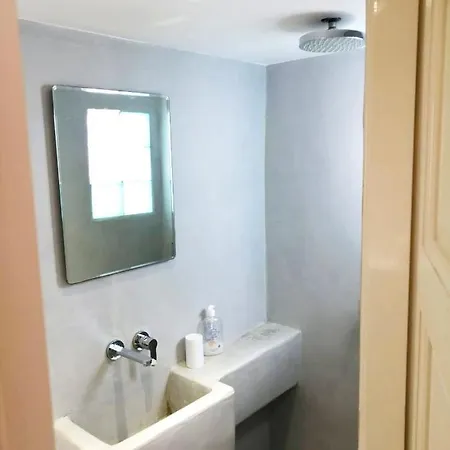 With 2 Bedrooms In With Wifi 600 M From The Beach